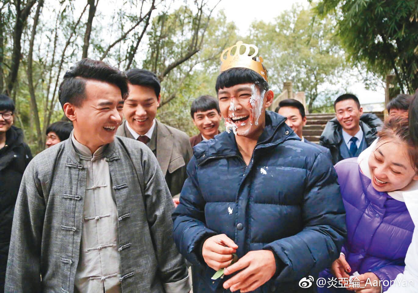 炎亞綸(中)積極開拓大陸市場並參與戲劇演出,在對岸深耕。(翻攝自炎亞綸微博)