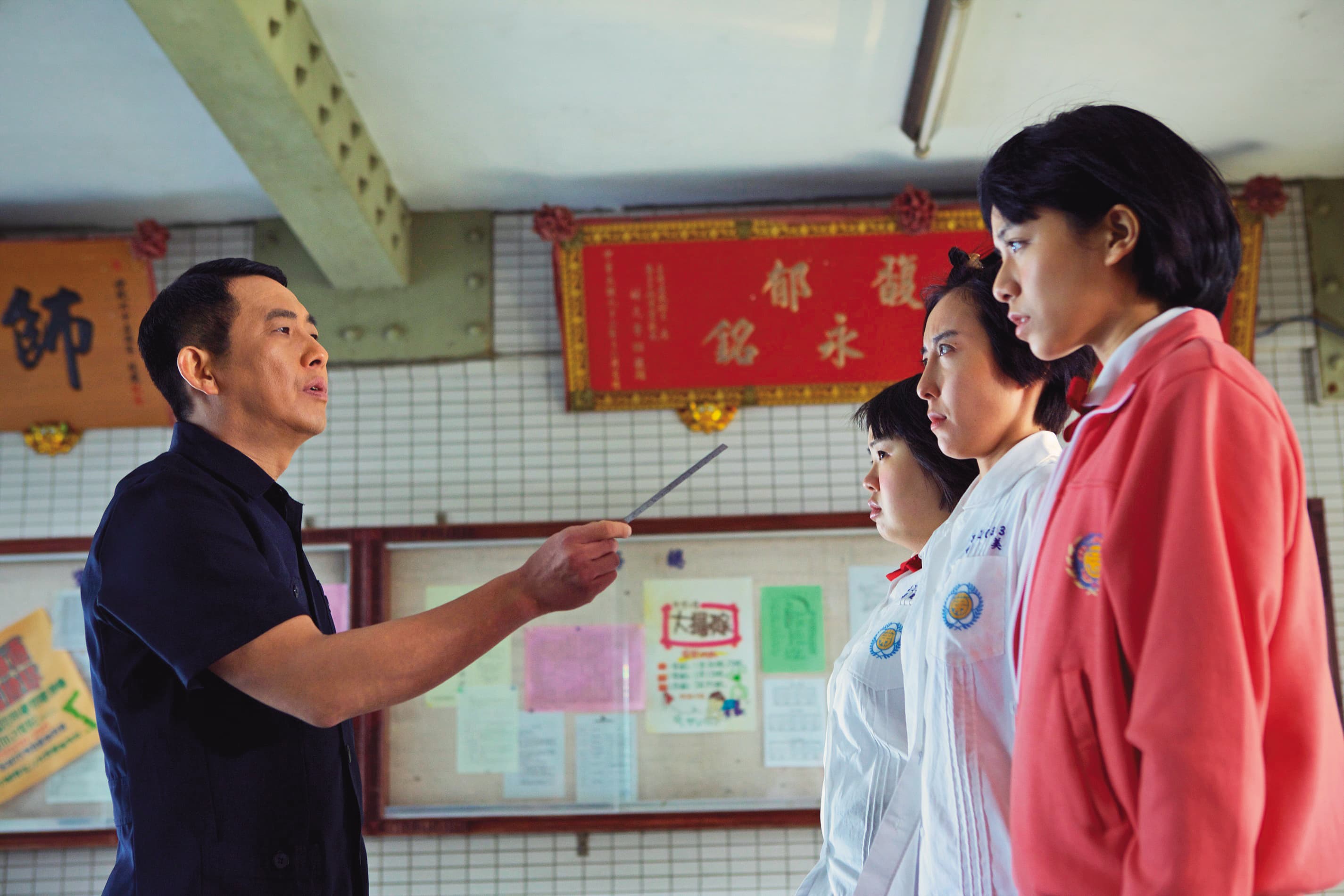 電影《我的少女時代》中,屈中恆(左)扮演訓導主任,對著宋芸樺(右一)管教。(華聯國際提供)