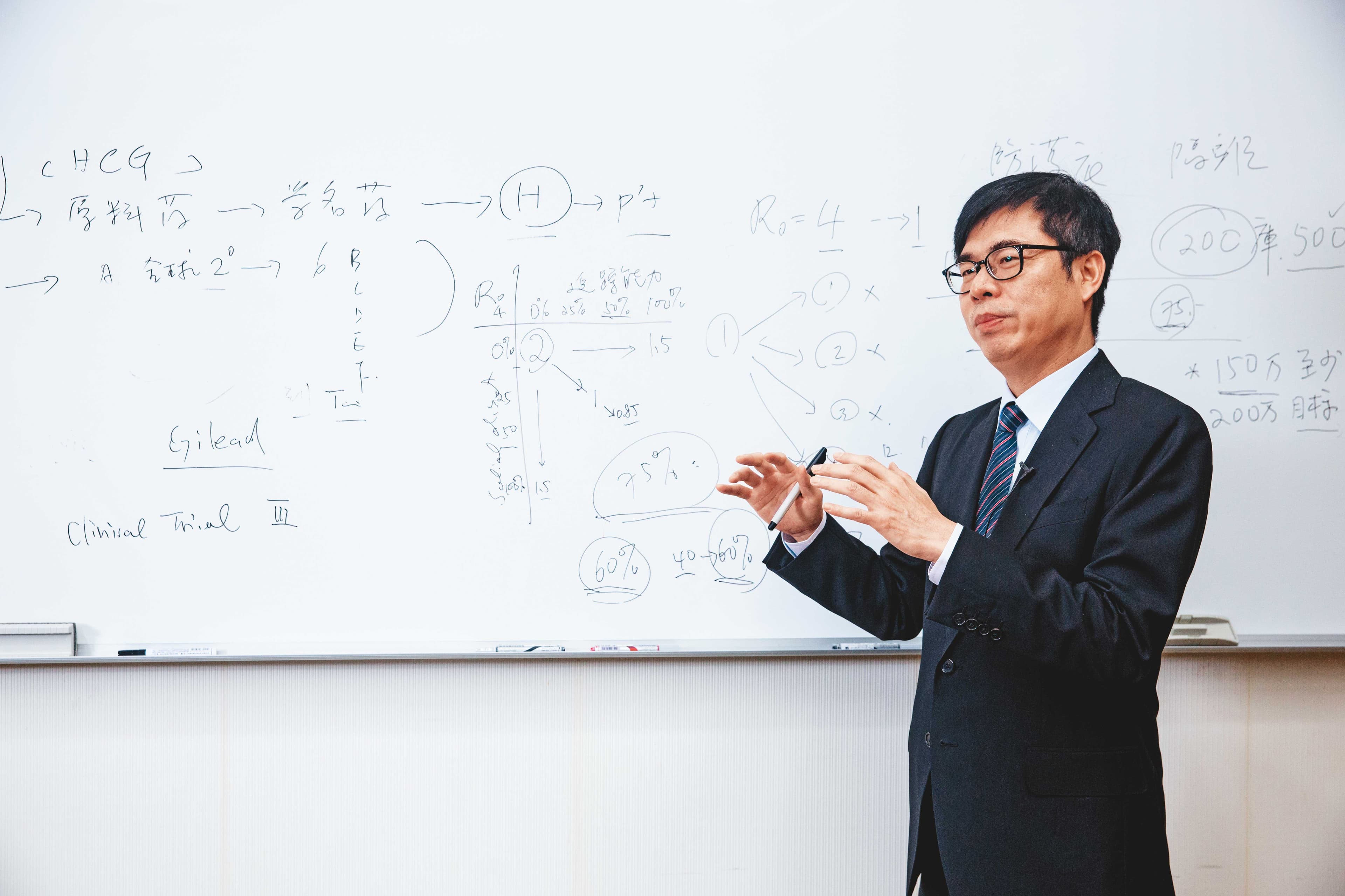 陳其邁直接在辦公室白板上,以流行病學公式向本刊記者圖解決策背後的依據,其中追蹤能力、保持社交距離是降低病毒傳播率的2大關鍵措施。
