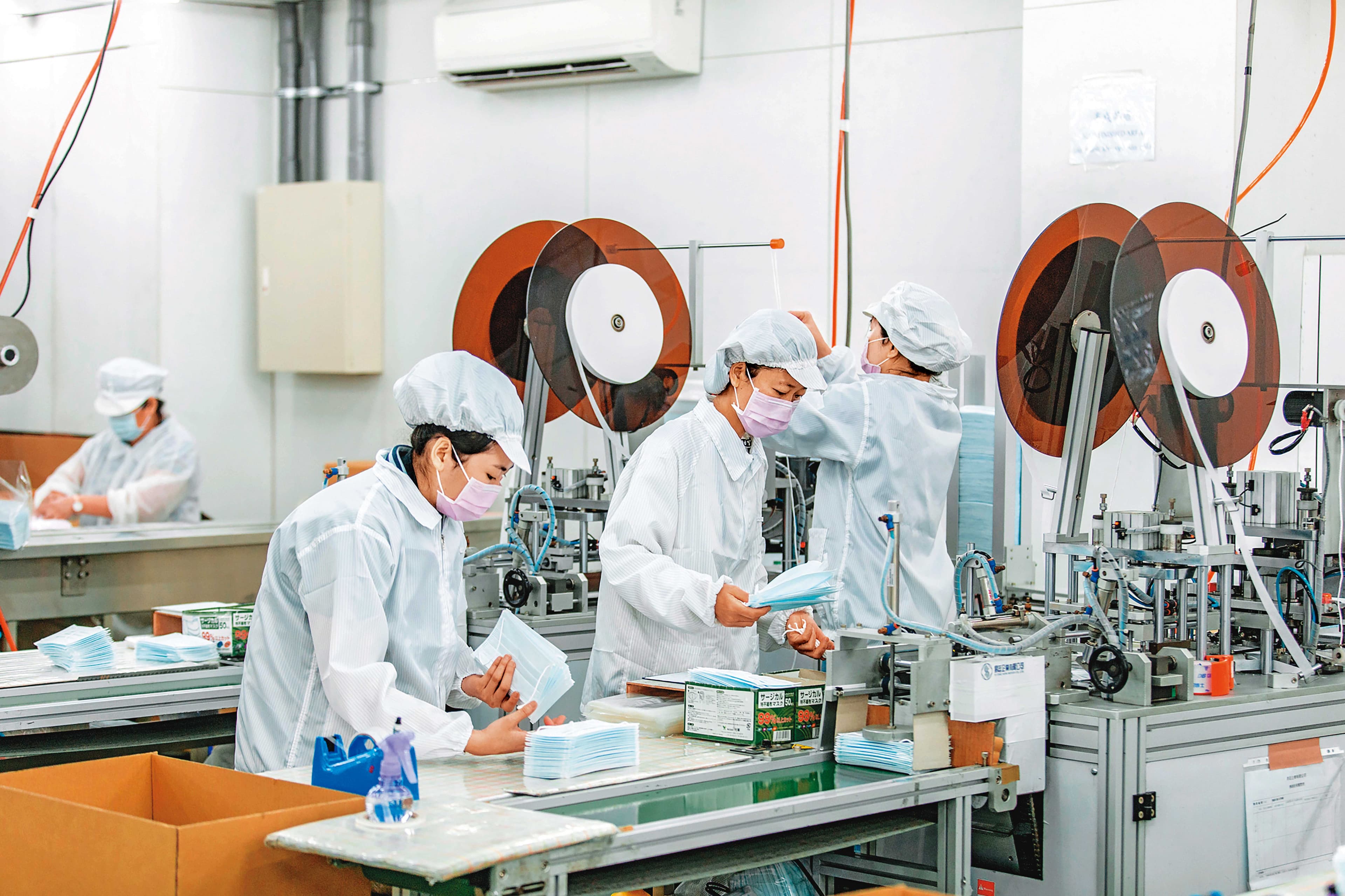 一條口罩產線正在趕工生產,台灣口罩產能將上看每日1500萬片,從藥局實名制到網路預購制上路,最終目標是讓覆蓋率能達75%。