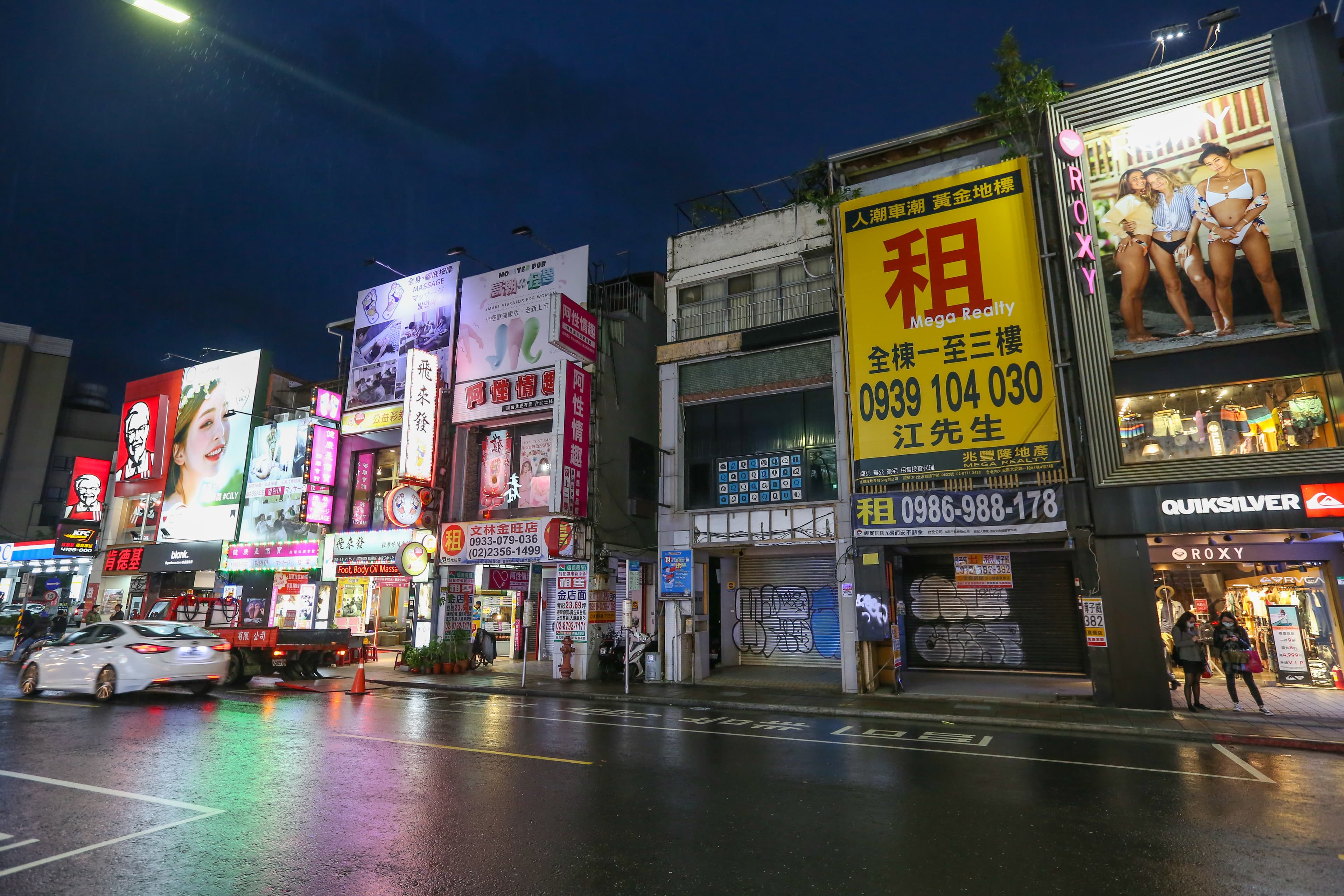 士林夜市商圈大路旁的透天店面乏人問津,斗大的招租布幕格外顯眼。