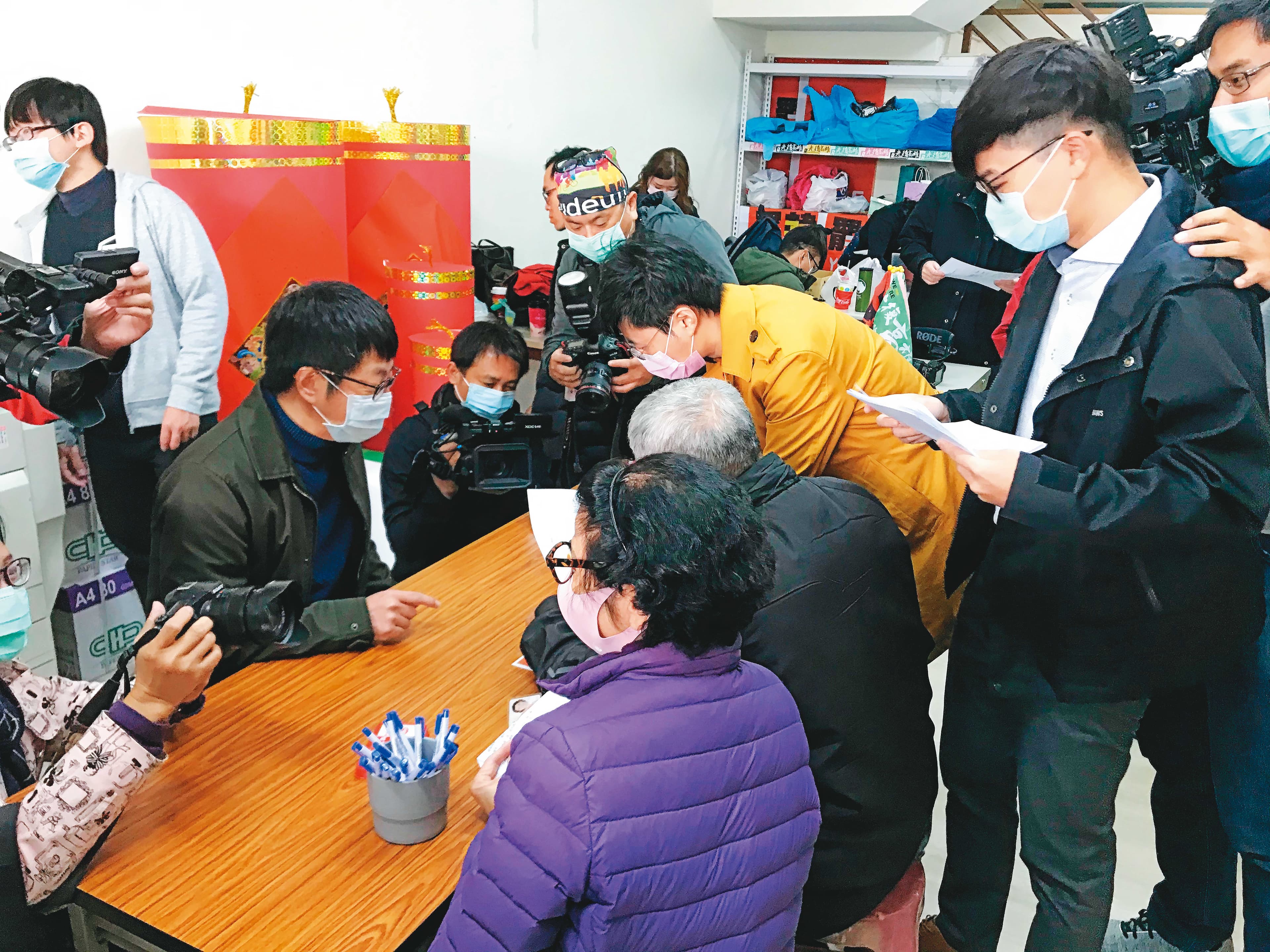原先罷韓議題隨著疫情發展,在媒體版面上逐漸冷卻,但高雄地方上仍有不少民眾積極參與。圖為市民連署罷韓。(Wecare高雄提供)