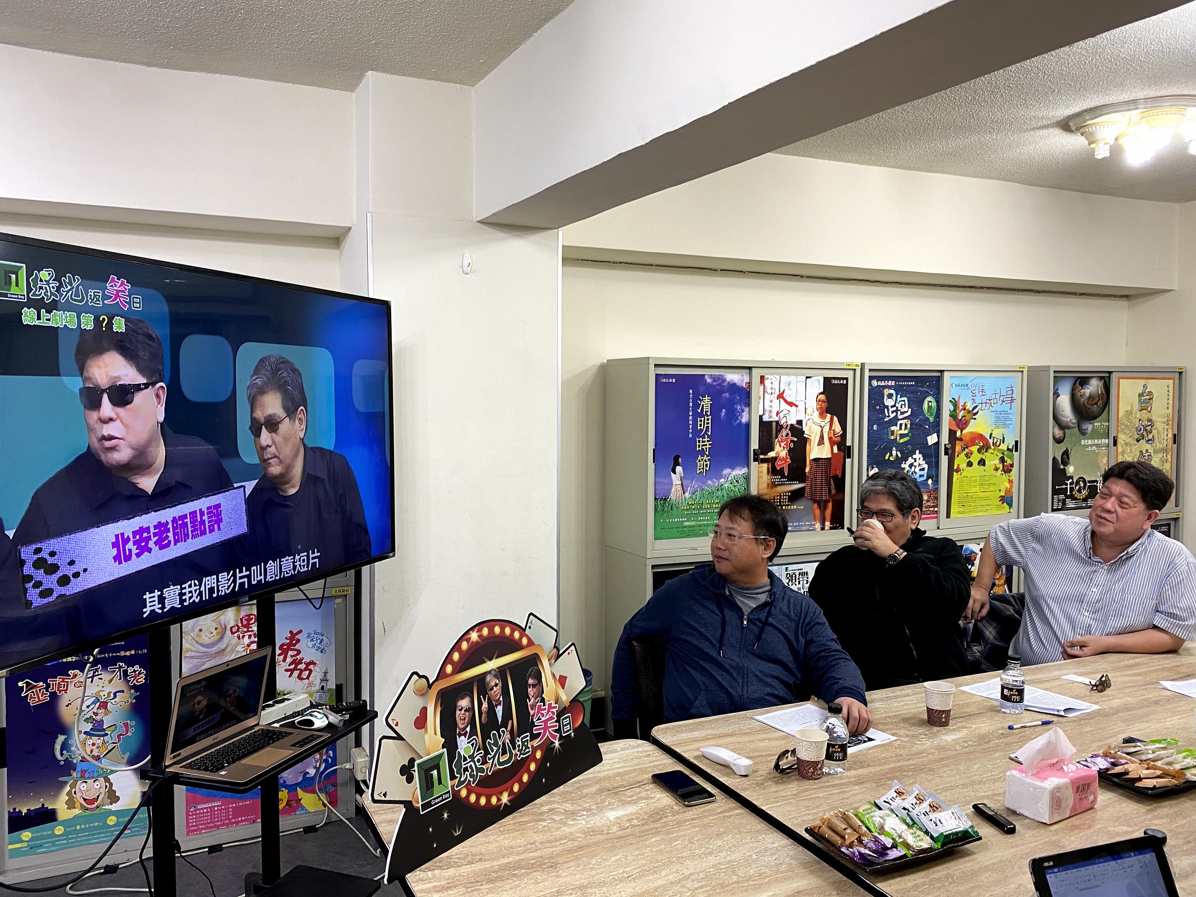 綠光團長羅北安(右起)、製作人李永豐與前團長陳希聖親自上陣主持「綠光返笑日」,他們表示之後還是希望能交棒給年輕人來主持。(綠光劇團提供)