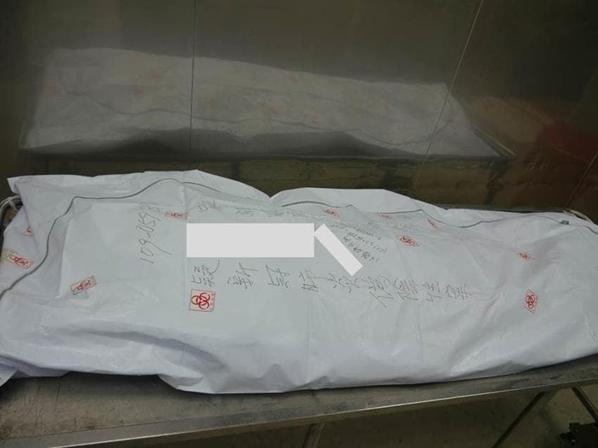 屍體以2層屍袋包覆,包括遺體及2層屍袋皆消毒,屍袋上標記生物危險提醒等字樣。(法務部法醫所提供)