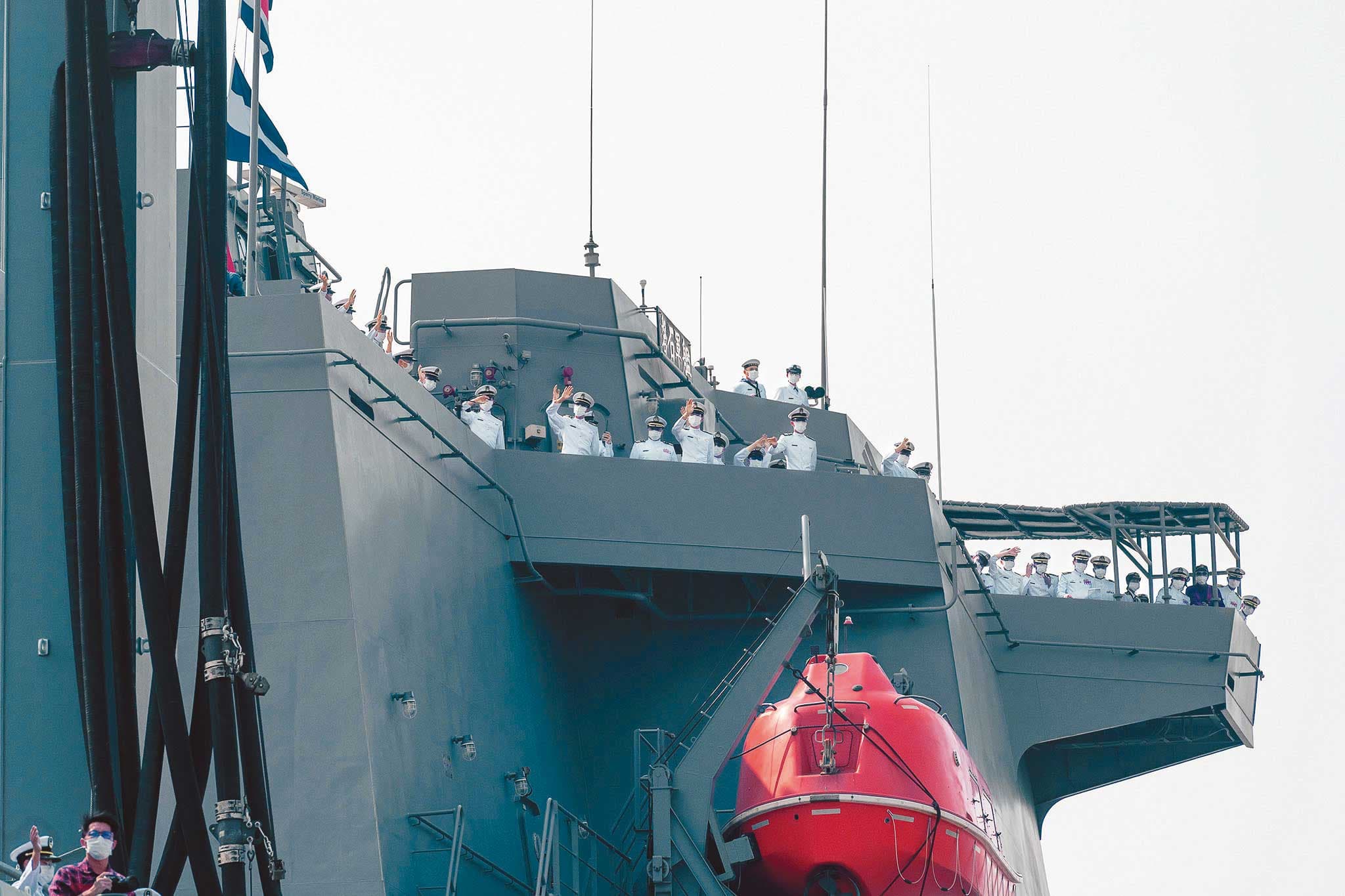 磐石艦至今24人確診,其中不少人早在艦上就發病出現症狀,但國軍卻輕忽,造成防疫漏洞。(總統府提供)