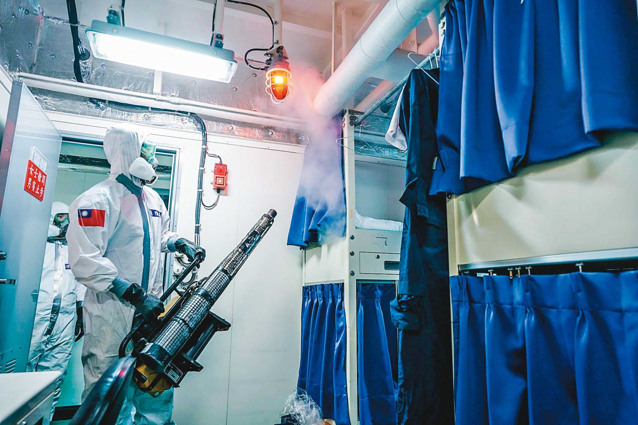 磐石艦的每個艙間可住12人,爆出疫情後,陸軍39化兵群19日登艦在艙間消毒。(翻攝中華民國海軍臉書)