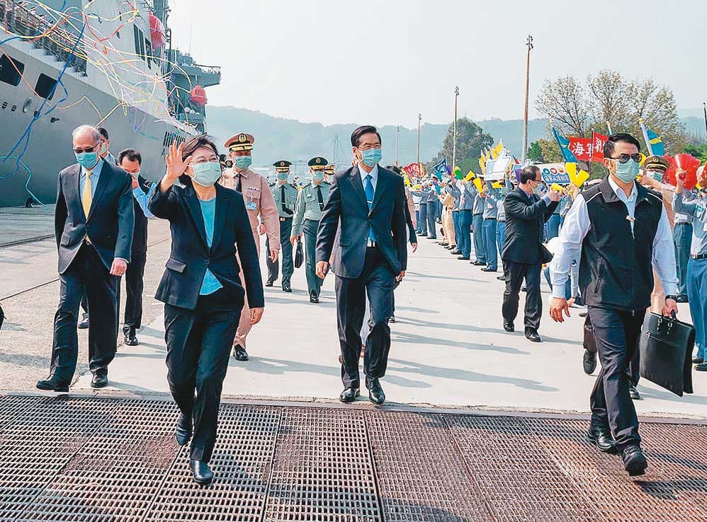 敦睦艦隊9日返回左營軍港,當時總統蔡英文、國防部長嚴德發都到場替官兵打氣。(總統府提供)