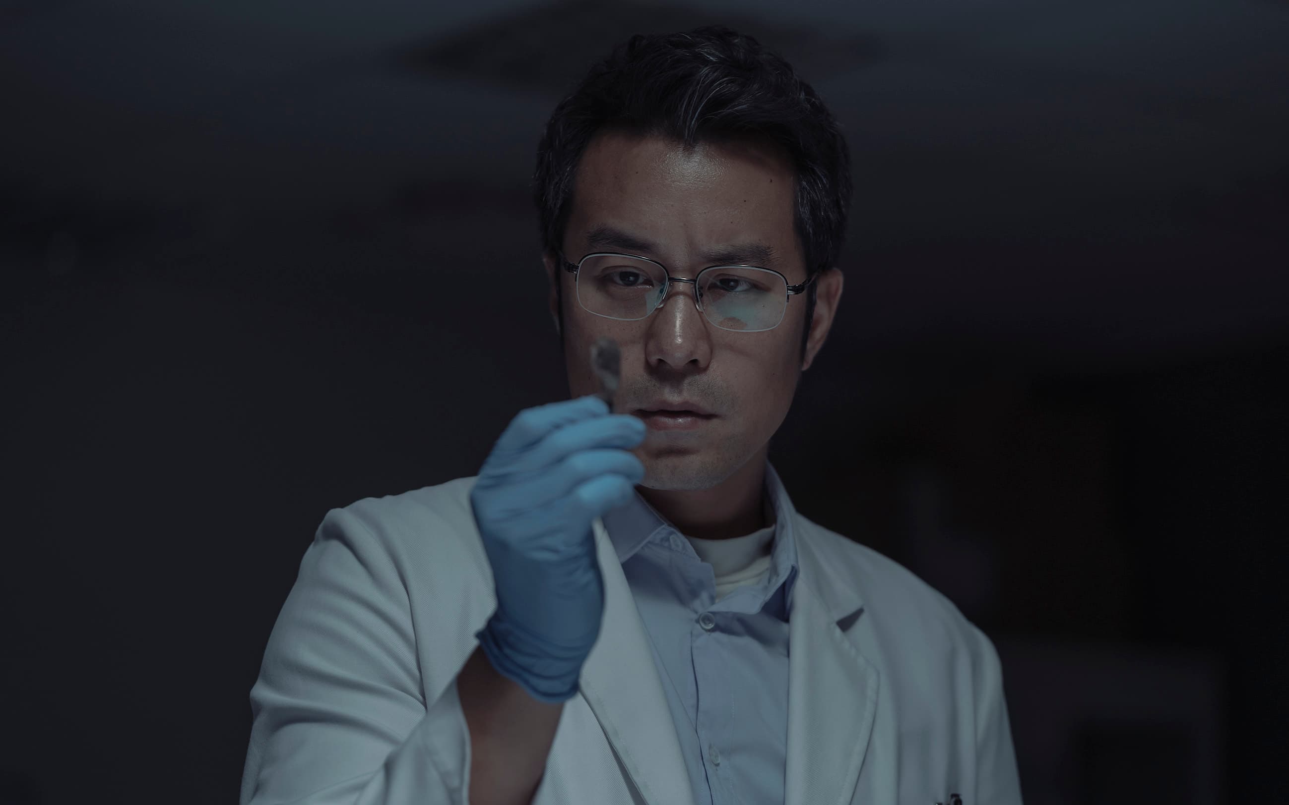 張孝全在《誰是被害者》中飾演鑑識人員。(Netflix提供)