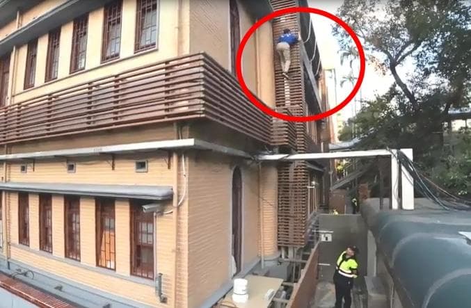退役將領繆德生攀爬立法院外牆時不慎墜落身亡。(翻攝畫面)