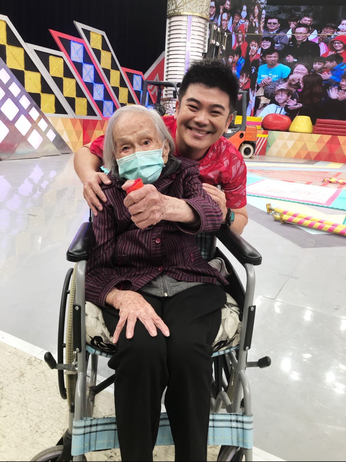 馬國畢帶自己高齡阿嬤來參加節目,還拿到胡瓜6,000元紅包。(民視)