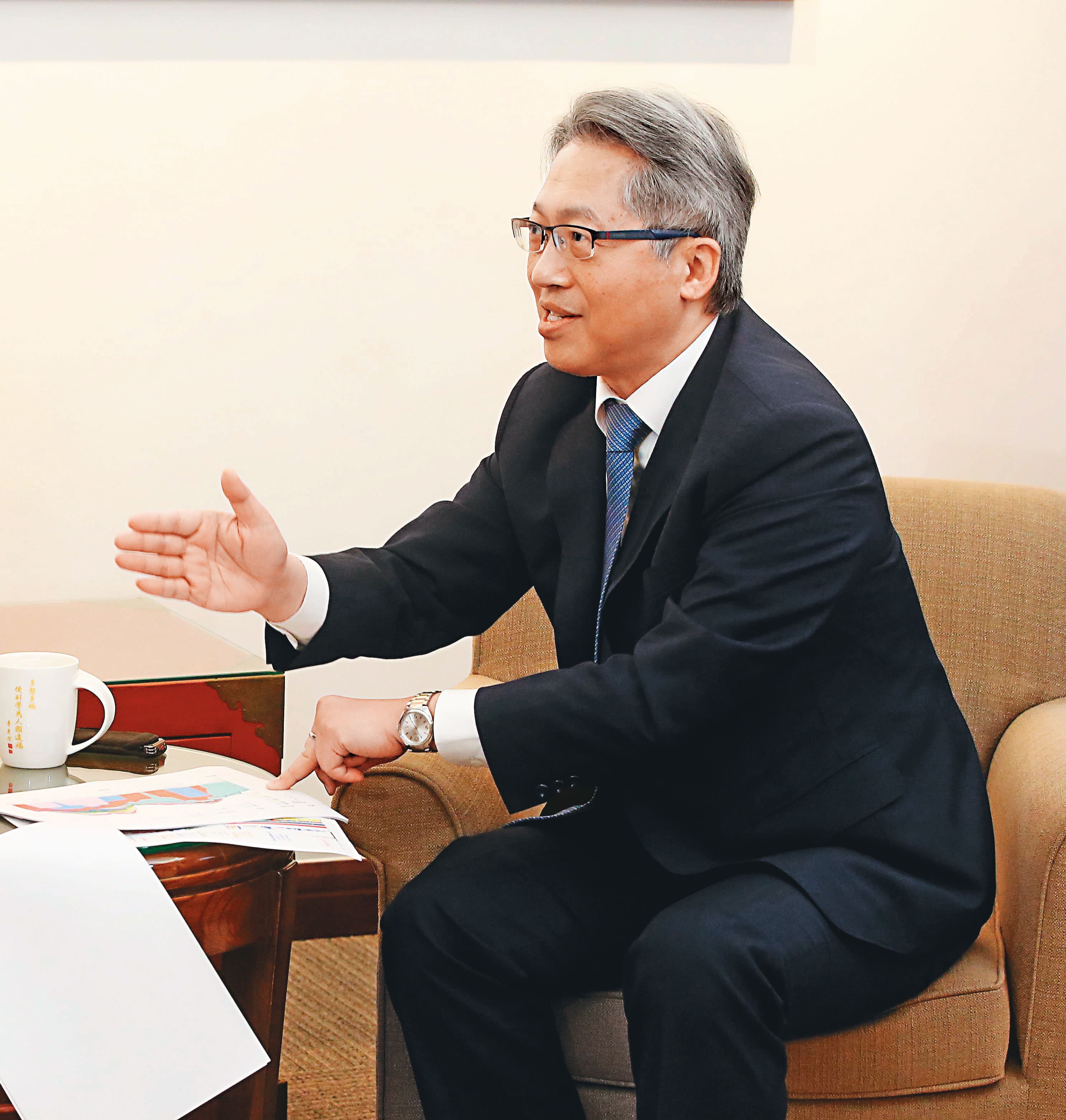 廖俊智拿出與院內統計所合作的最新研究圖表向本刊記者解說,必須持續掌握、分析病毒演化的趨勢,才能對症下藥。