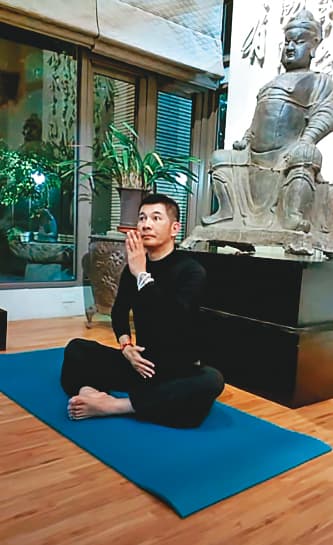 陳國恩先前在私宅開設講經課,且家中裝潢也多是古董文物,讓學員誤認他是古董收藏專家。(翻攝YouTube)
