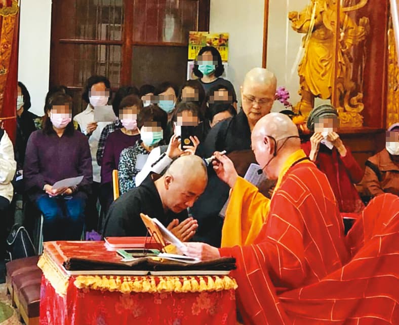 陳國恩上月落髮出家,法號為「體佛」,本月17日開庭時,他穿著袈裟,以「詐欺罪被告」身分出庭應訊。(翻攝CYBA中華佛教青年會臉書)