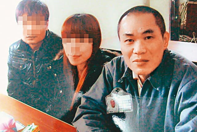 前些年邱和順(右)的女兒帶友人來探視。邱被捕時僅28歲,當時女兒還小。(司改會提供)