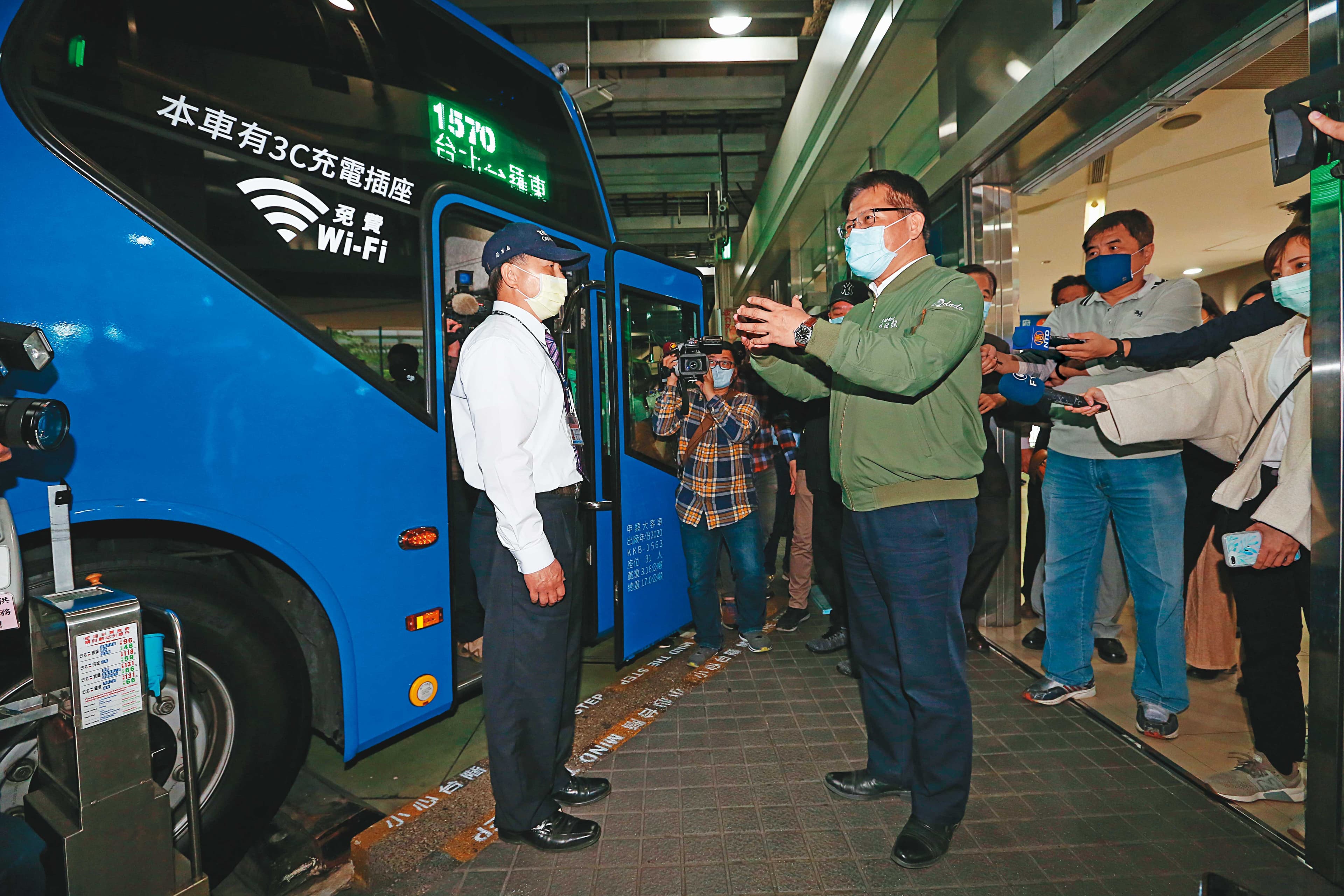 交通部長林佳龍訪視轉運站,並宣布加碼救國道客運業。
