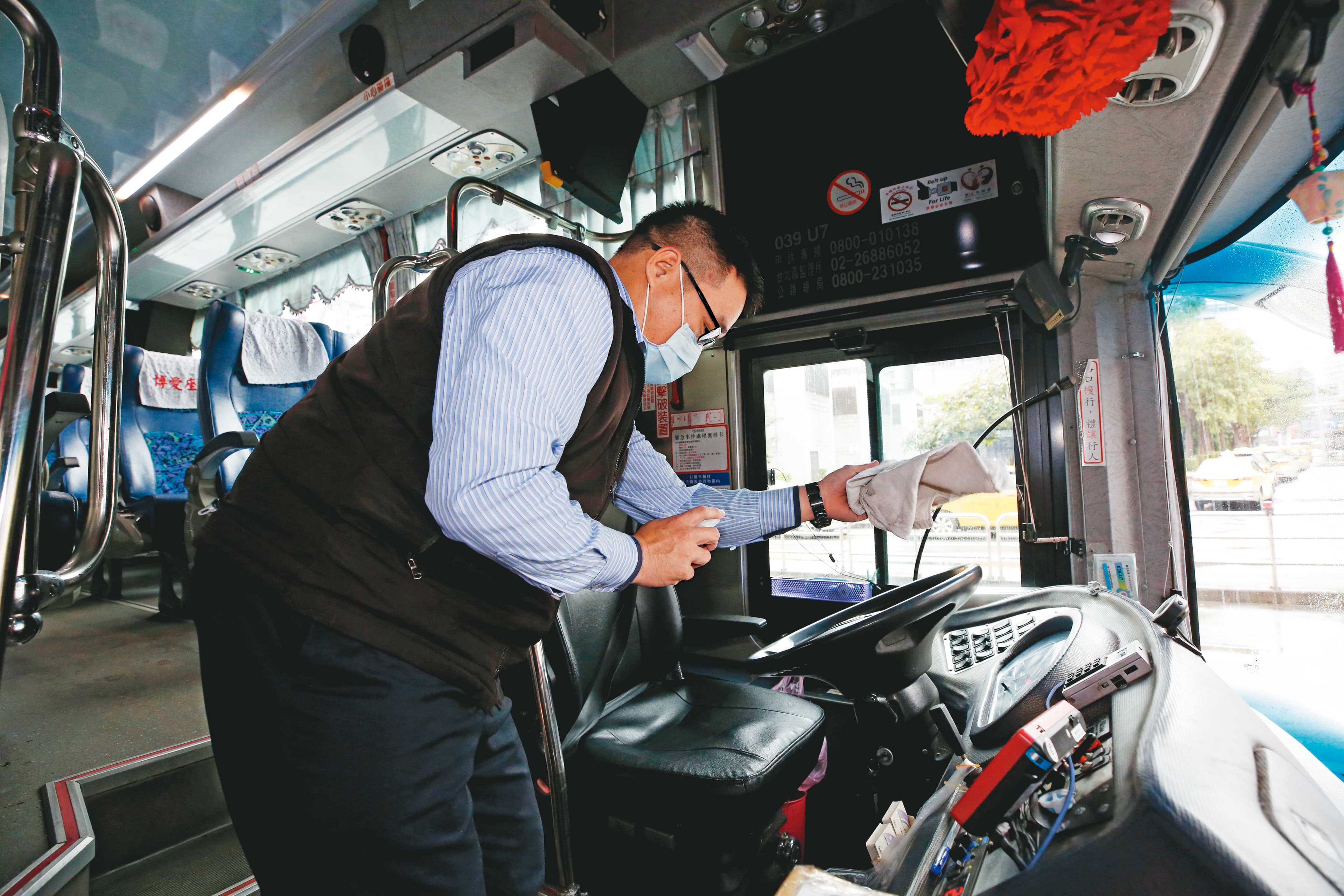 隨著國道客運各路線縮班,不少司機接到公司鼓勵休假的通知,收入也因此大減。