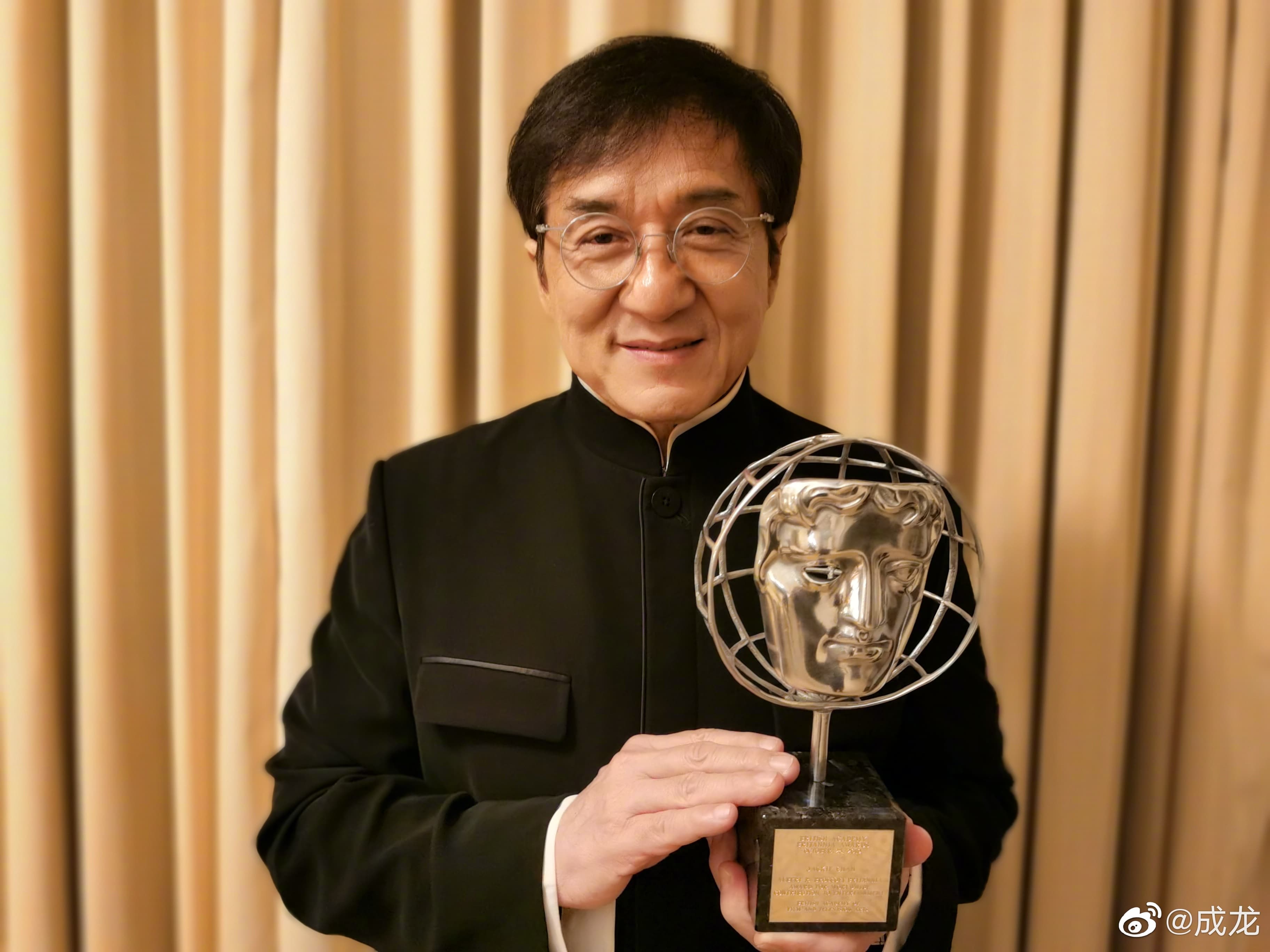 成龍身家財產估計有百億以上,在房祖名因呼麻出事後,以往曾表示會把財產捐出去的他也改口要將錢留給房祖名。(翻攝自成龍微博)