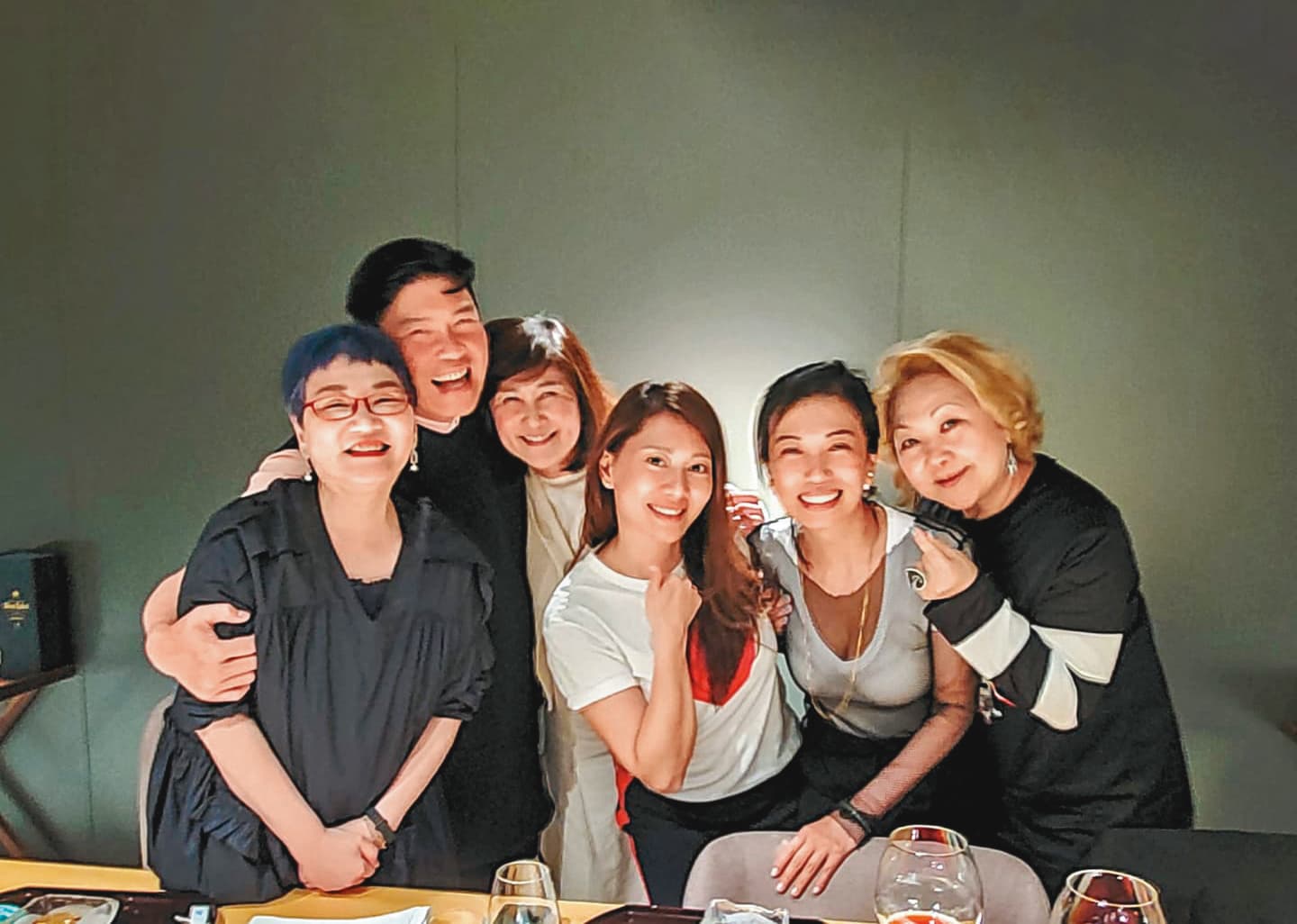 多年用心經營下來,Summer(右二)除了在圈內人緣不錯,處事也頗有自己一套鮮明風格。左一起為張小燕、曾國城。(翻攝自Summer臉書)