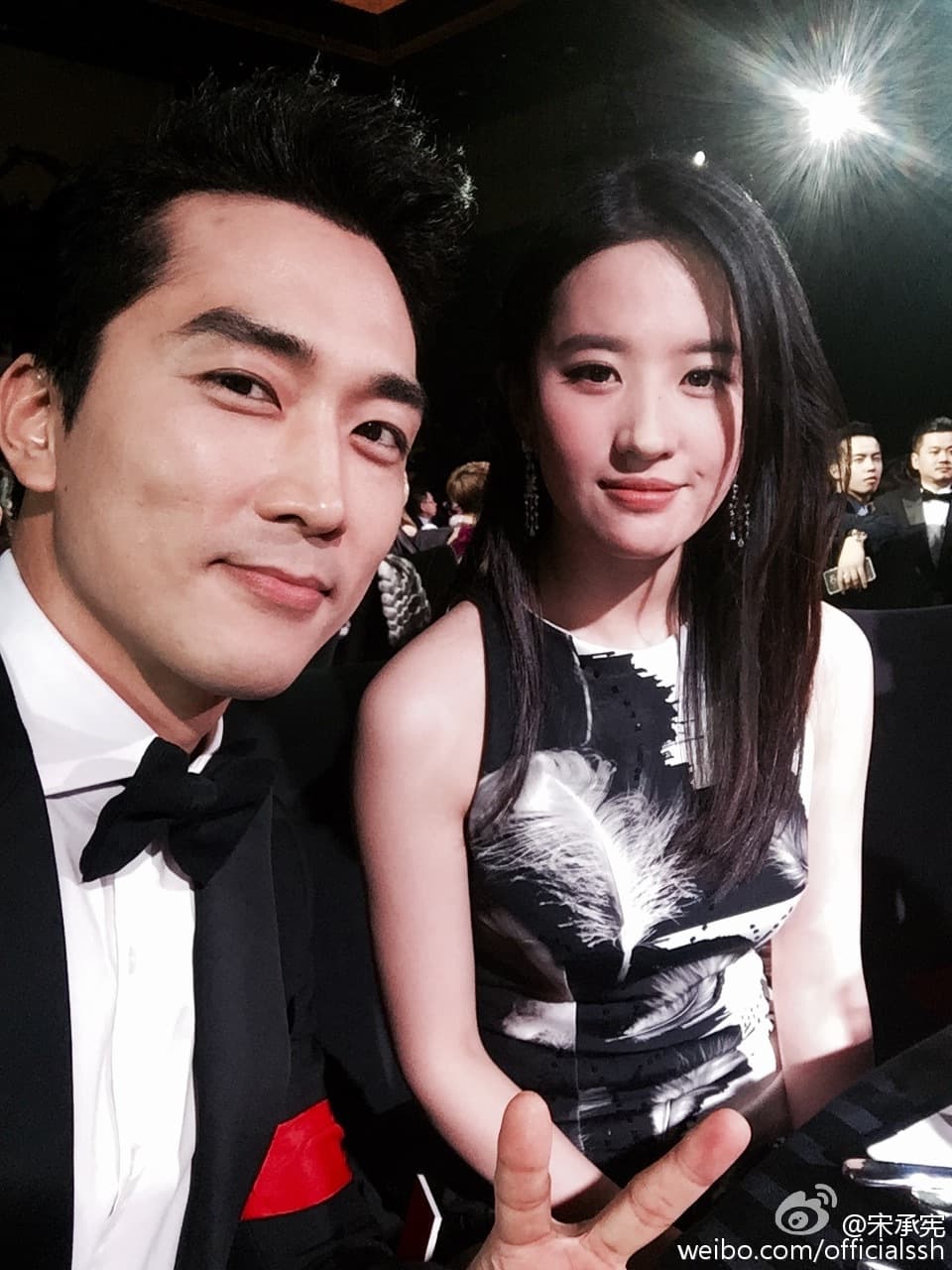 劉亦菲、宋承憲在2015年因因合作擦出愛情火花,之後分手。(翻攝宋承憲微博)