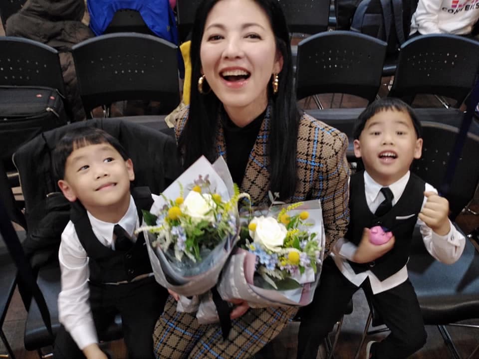 陳明真現今與老公季忠平育有5歲的雙胞胎兒子。(翻攝陳明真臉書)
