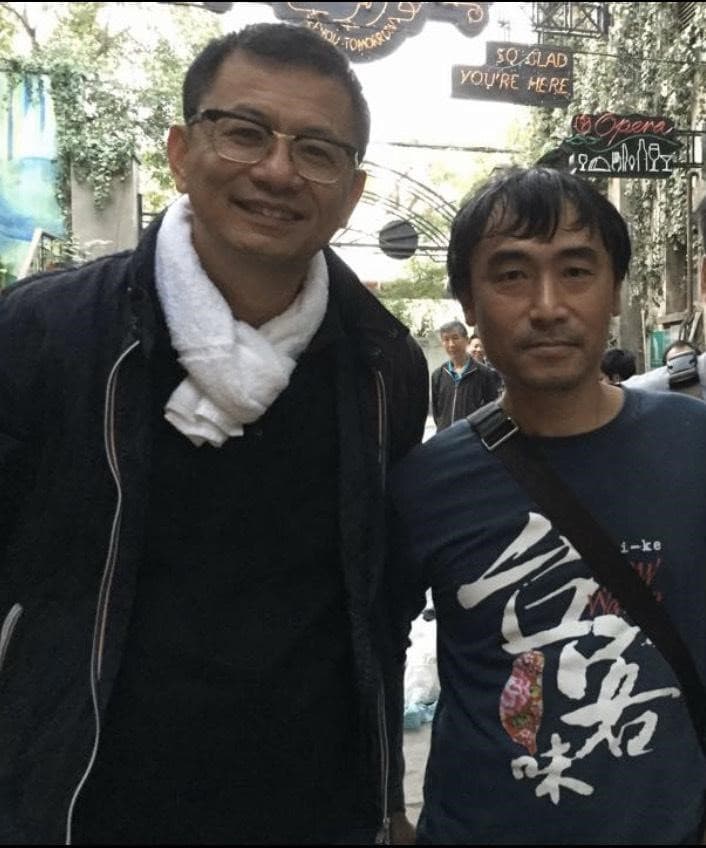 陳新發(右)曾參與王家衛(左)監製電影《擺渡人》。(陳新發提供)