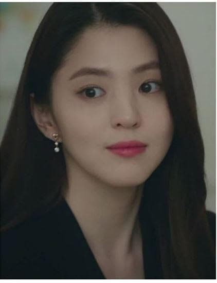 號稱最美小三的韓素希,選擇了愛心型,下面有大小兩顆水晶的的垂墜耳環。(SWAROVSKI提供)