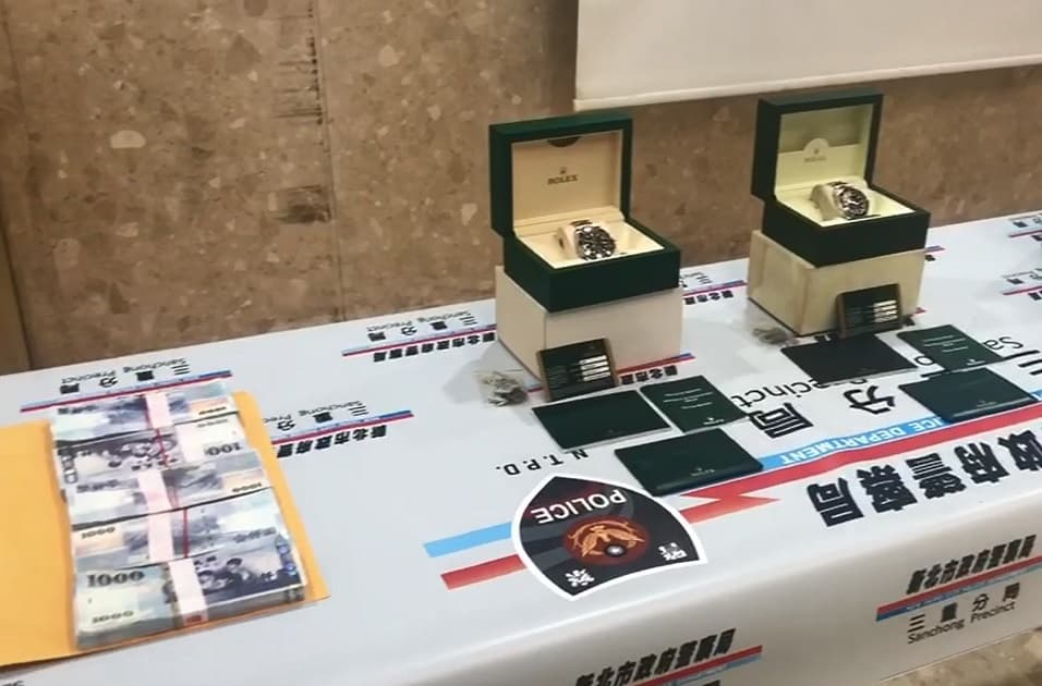 整疊500張千元鈔,只有頭、尾2張是真鈔,其餘都是玩具鈔。(翻攝畫面)