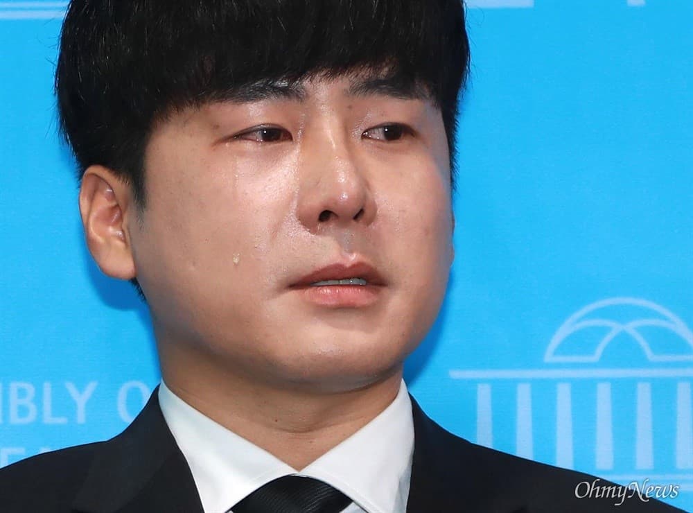 具浩仁在記者會上激動落淚,表示通過「具荷拉法」,是他能給妹妹具荷拉的最後一份禮物。(翻攝自Naver)