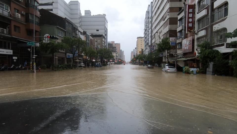 市議員簡煥宗表示,鹽埕區淹大水是因為抽水機故障,無法發揮排水功能。(翻攝自簡煥宗臉書)