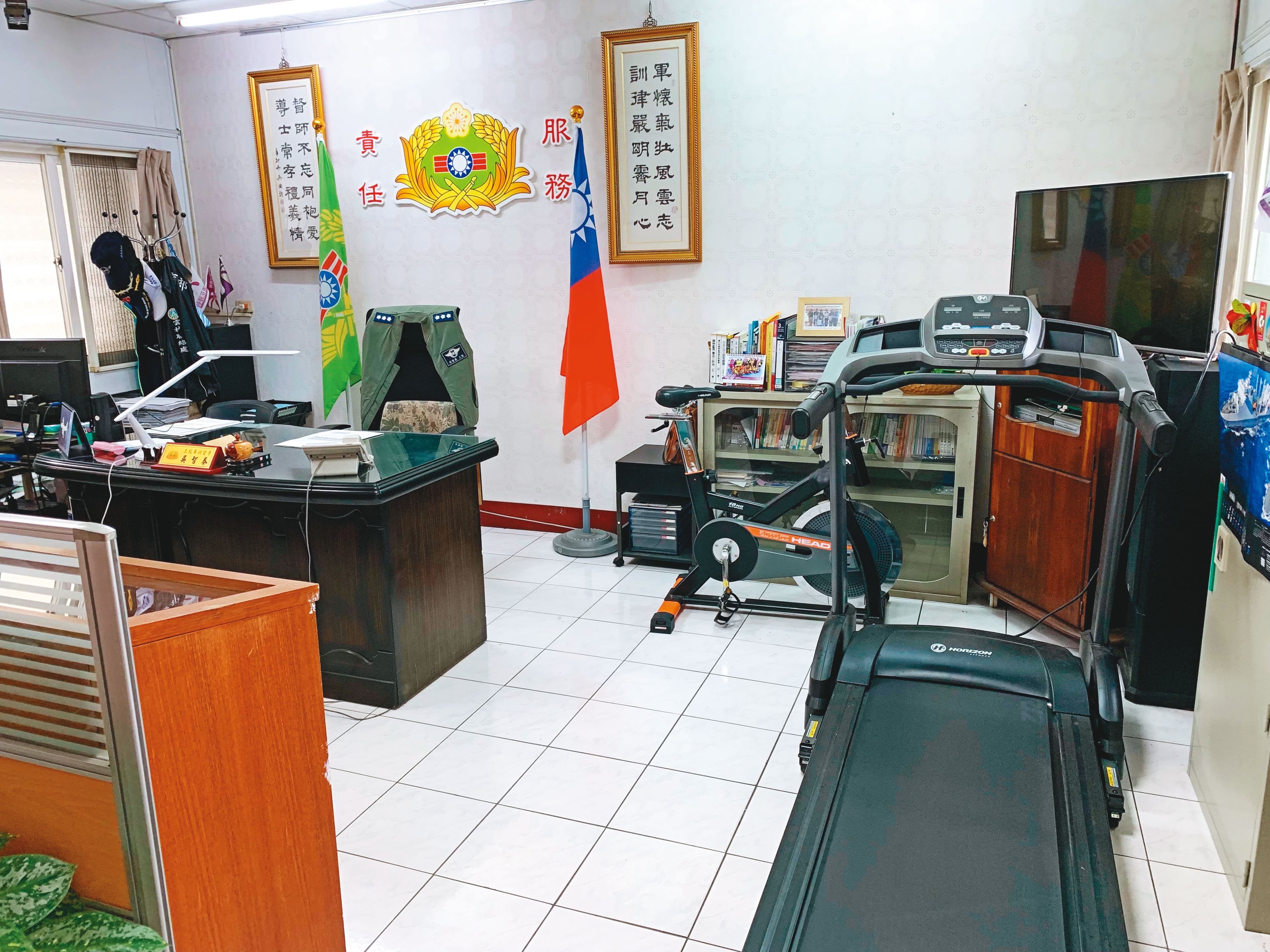 吳智泰用公費買跑步機、飛輪機放在自己辦公室,十分離譜。(讀者提供)