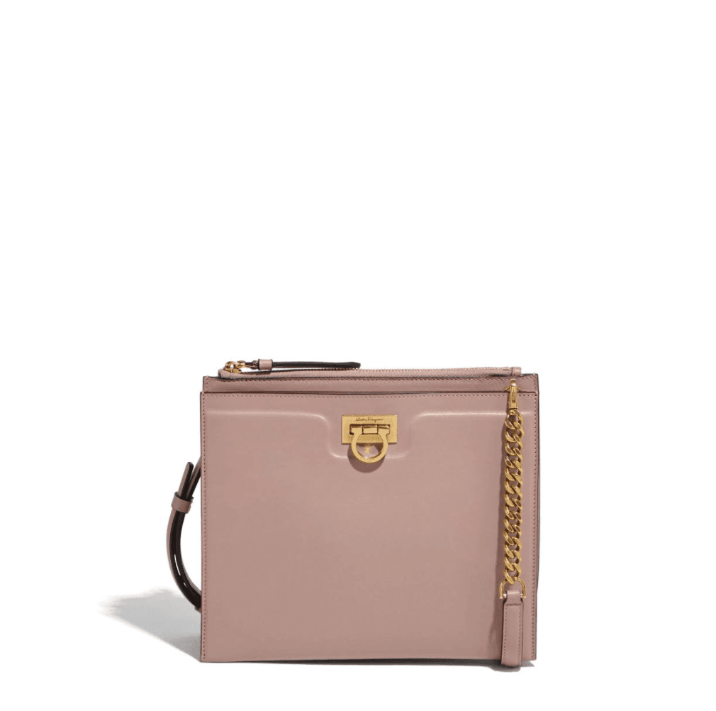 TRIFOLIO粉色牛皮肩背包。NT$69,900(Salvatore Ferragamo提供)