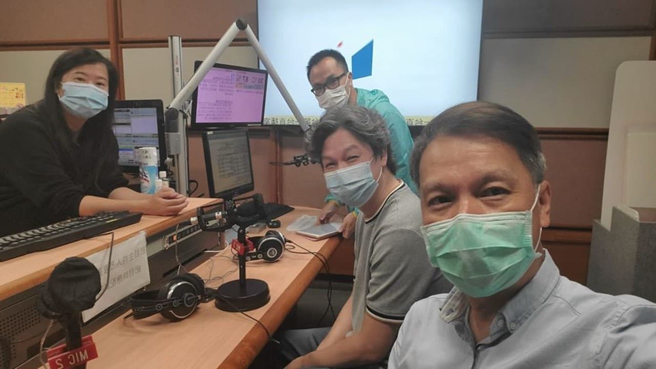 梁榮忠(右二)近照曝光,白髮蒼蒼的模樣與過去意氣風發時判若兩人。(翻攝自開心日報臉書)