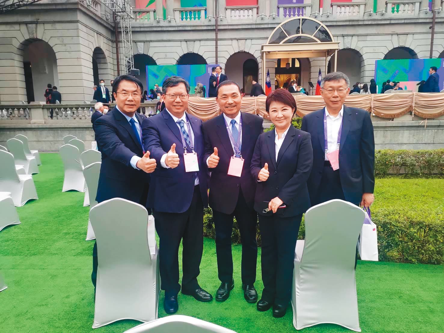 知情人士透露,藍營直轄市長原達成不出席觀禮的默契,但沒想到侯友宜(中)臨時改變心意,盧秀燕(右2)也跟著前往。(翻攝盧秀燕臉書)