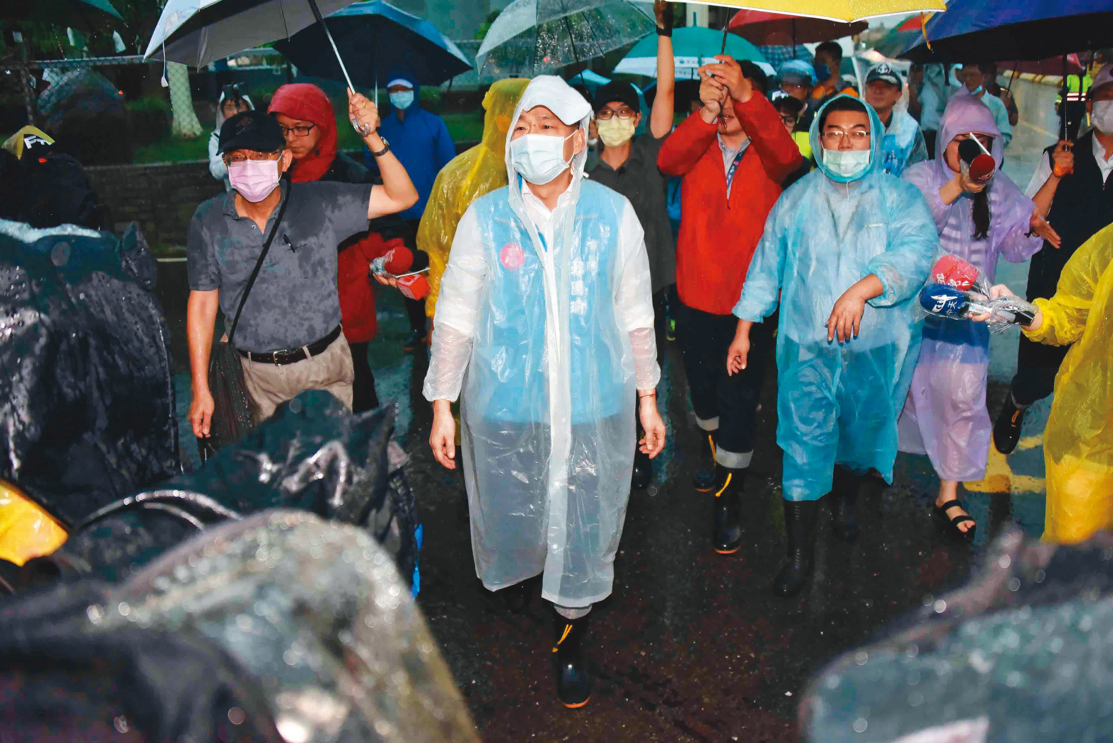 連日豪雨侵襲高雄,韓國瑜前往各區勘災,520當天也忙於市政行程,未出席總統就職典禮。(高雄市政府提供)