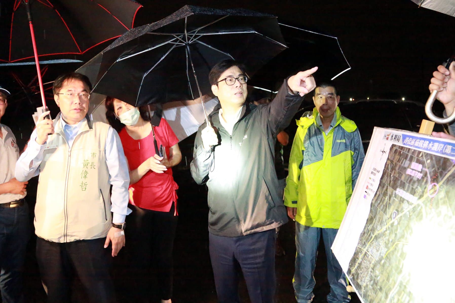 陳其邁連夜到高雄勘災,被高雄市民稱讚是「真正高雄市長回來了」。(翻攝自陳其邁臉書)