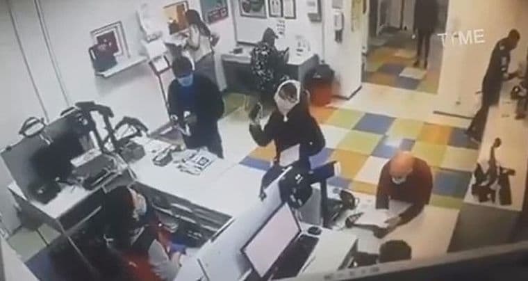 領包裹沒戴口罩被拒,烏克蘭妹竟當場脫內褲套頭。(翻攝自Men's Humor)