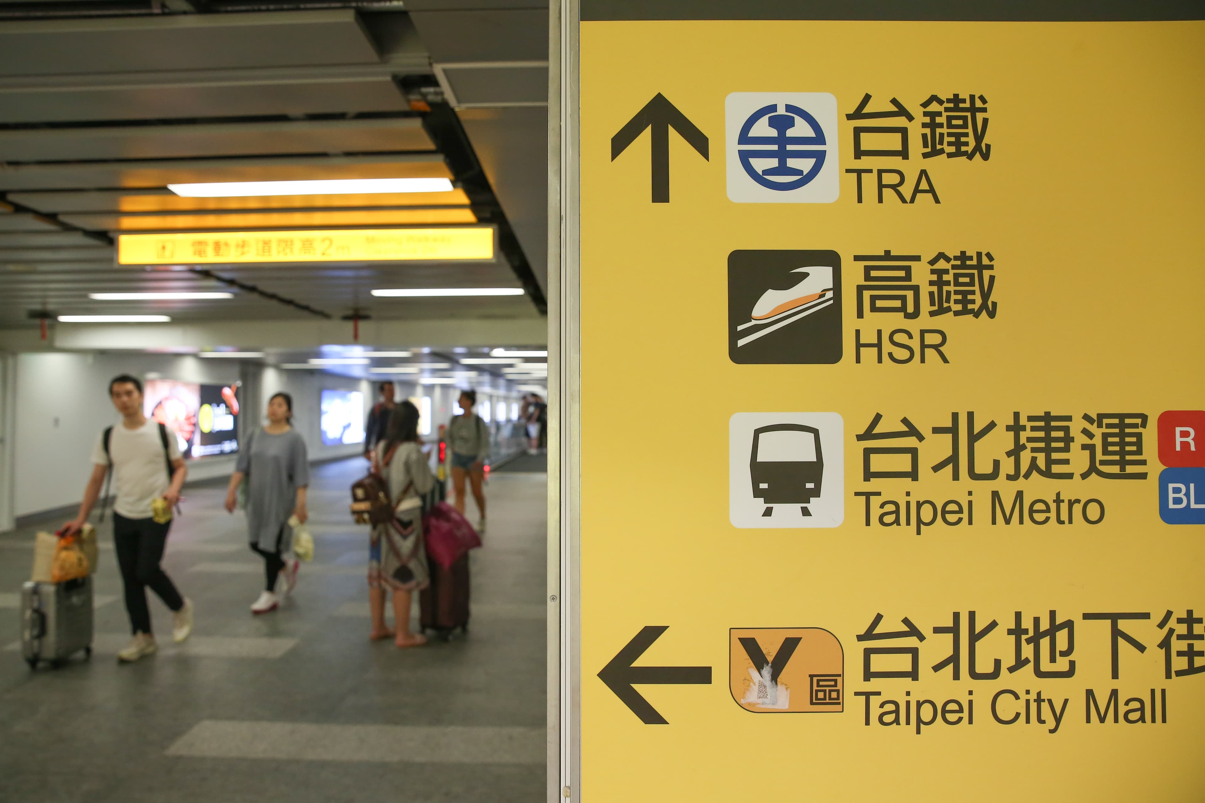隨著國內疫情趨緩,雙鐵宣布將於6月起開放列車上飲食。圖為示意圖。
