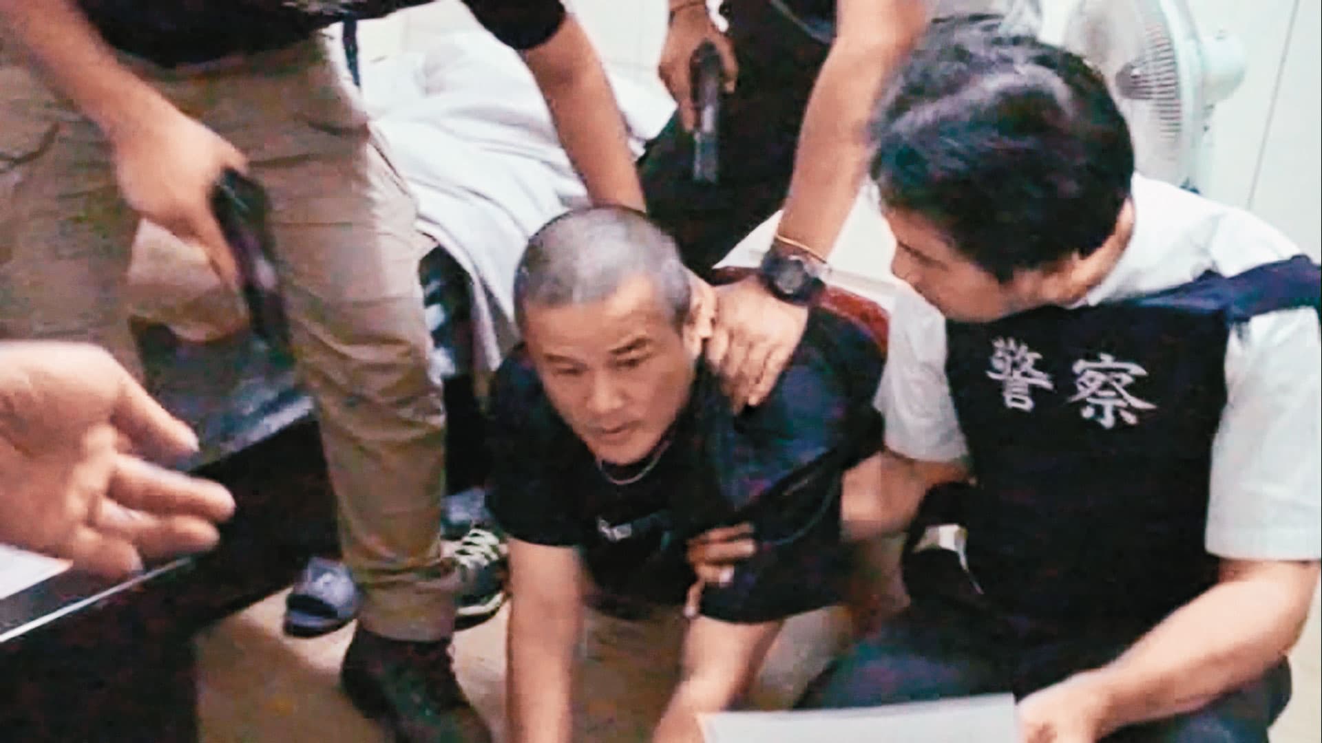 警方許宏銘(右一)拂曉攻堅,及時壓制凶手(左一)許萬珍。(翻攝畫面)