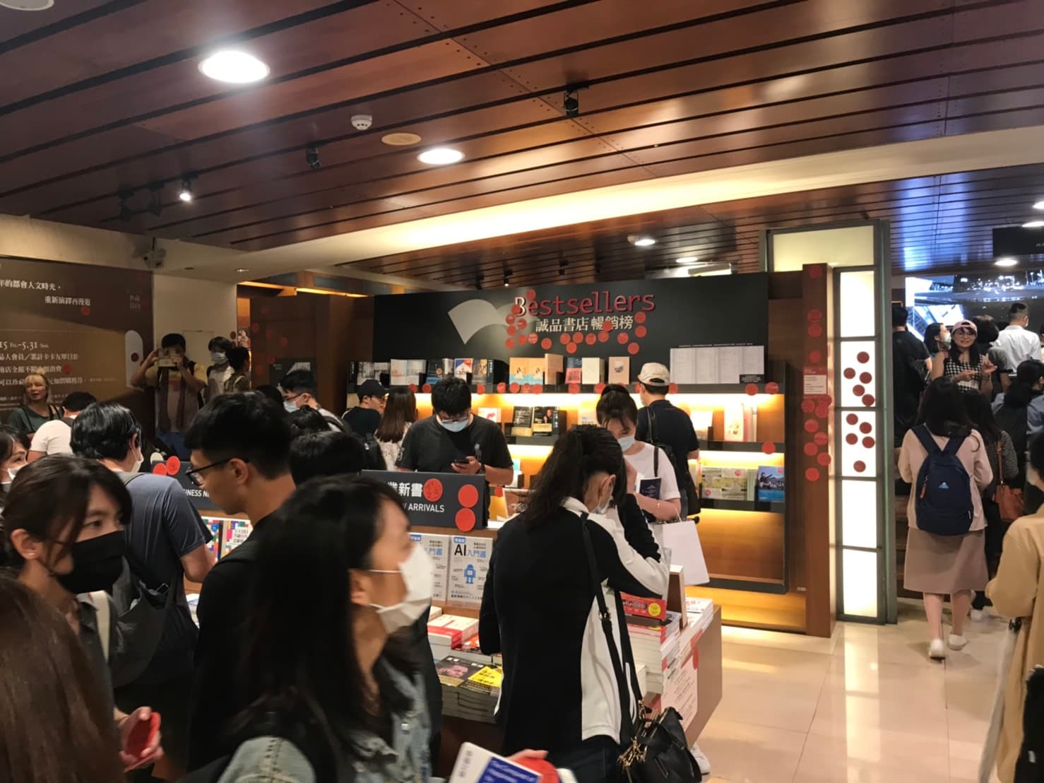 自上週五開始就湧入民眾參與活動,要和敦南誠品說拜拜。(讀者提供)