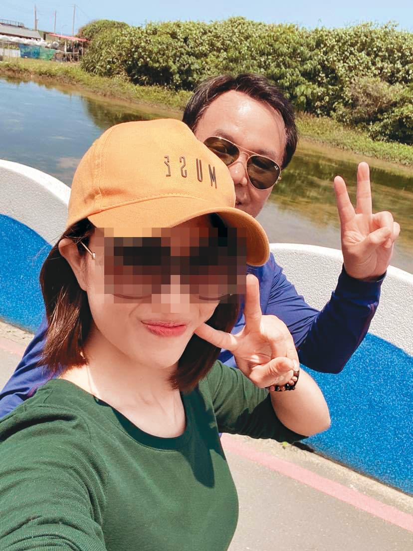 葉義英(後)與假髮公司女總經理(前)外遇,2人相差15歲。(讀者提供)