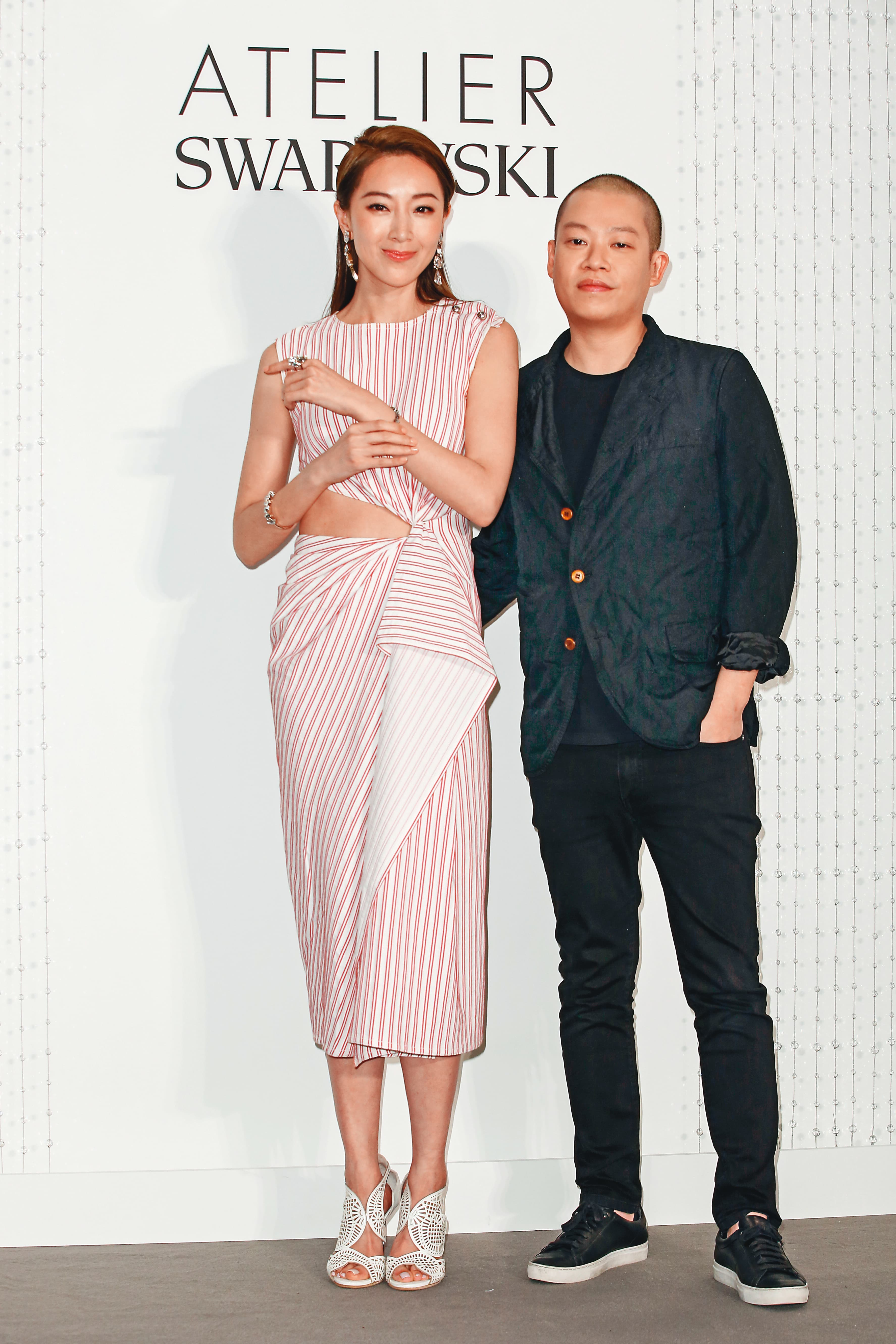 知名設計師吳季剛(右)是帕森斯設計學院的校友,他身旁的是女星隋棠。