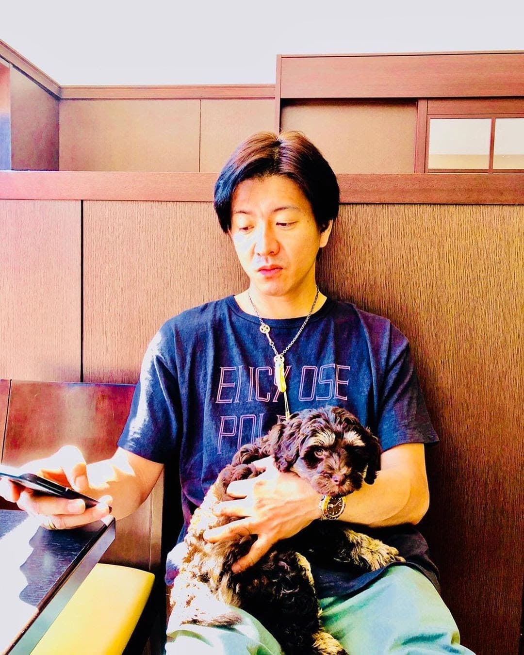 木村拓哉在疫情期間天天忙著遛狗,頭髮也留長不少。(翻攝木村拓哉IG)