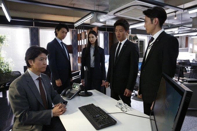 木村拓哉(右二)主演的《BG-搏命保鑣-》第2季原定4月開播,卻因新冠肺炎疫情延檔。(翻攝《BG-搏命保鑣-》推特)
