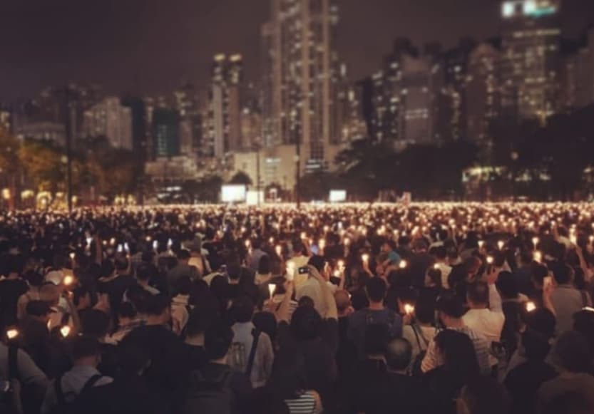 1990年起每年的六四週年,香港民間團體在維多利亞公園舉辦燭光晚會,即使2020年遭官方禁止集會,大批民眾仍自發前往。香港人民在6月4日晚間齊聚維園為六四事件哀悼。(翻攝自加拿大駐香港及澳門總領事館)