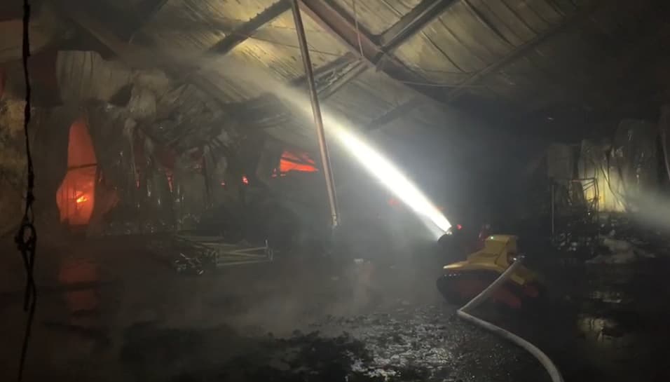 警消還一度出動消防機器人入屋射水搶救。(翻攝畫面)