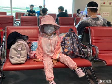 黃安實拍機場旅客全副武裝防疫的模樣。(翻攝黃安微博)