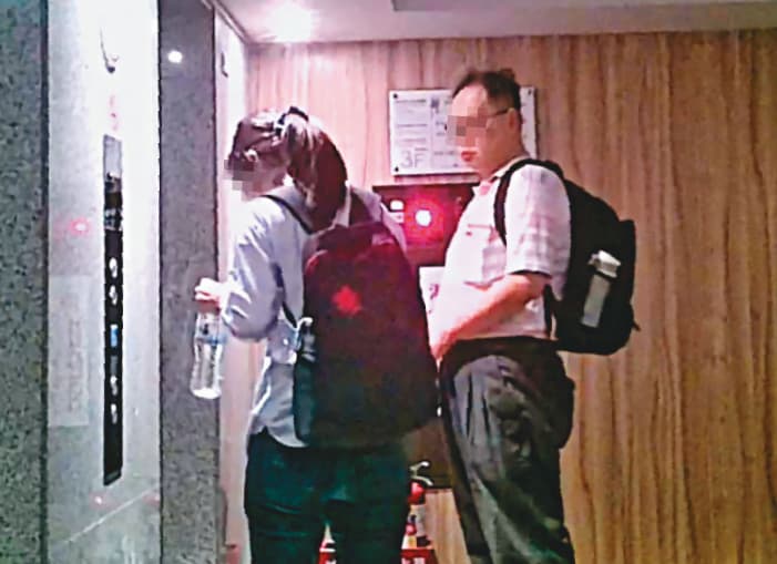 06/03 08:44,吳男(右)與林女(左)眼看課程快遲到,趕緊搭乘電梯、驅車趕往會場。