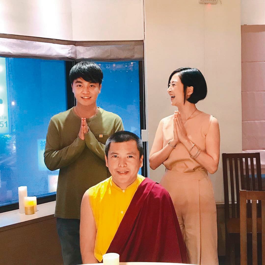 在本刊拍到新歡之前,小甜甜最有名的一段戀情是跟張峰奇(左),如今張峰奇則與李亮瑾(右)穩定交往。中為仁波切。(翻攝自李亮瑾IG)