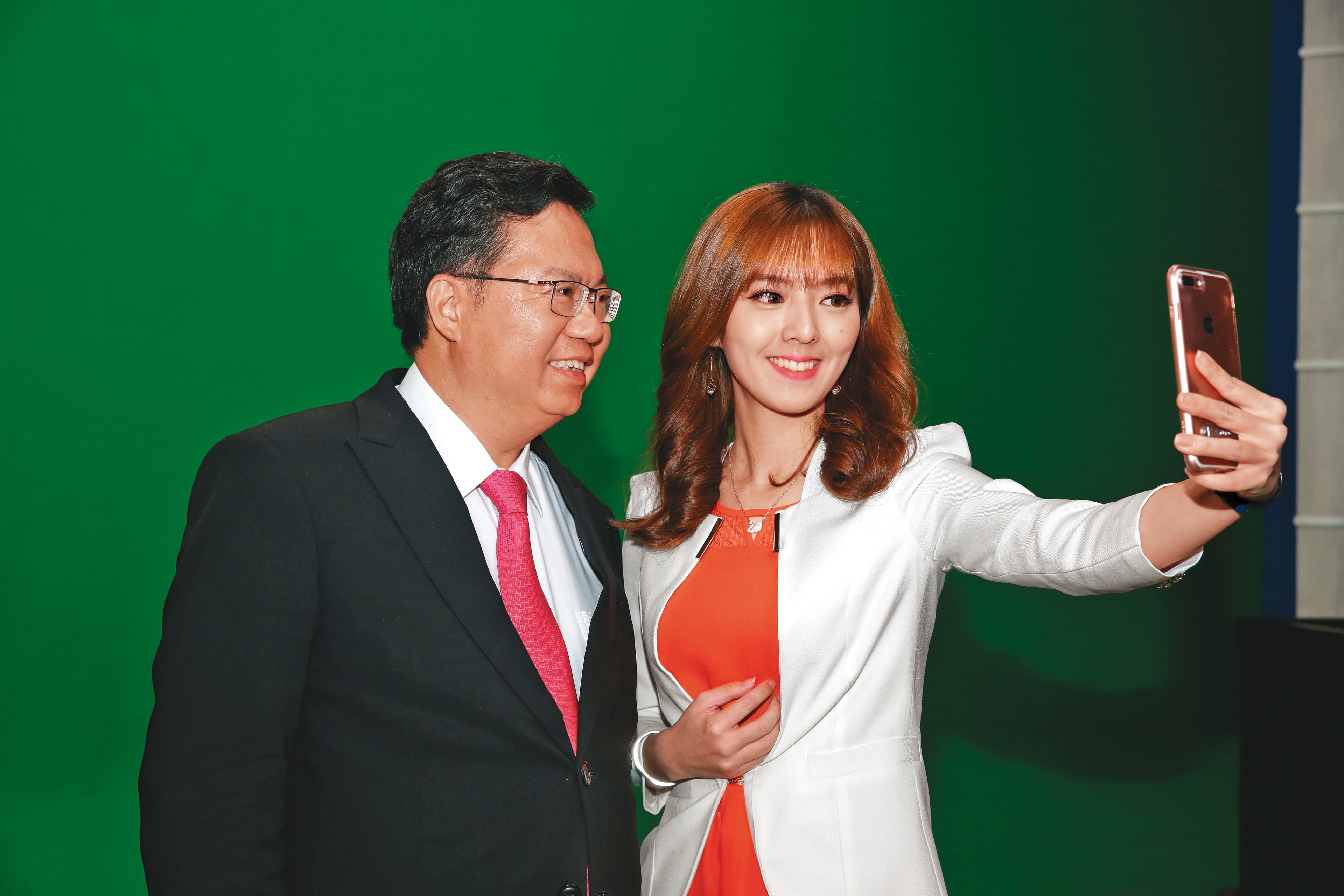房業涵(右)在華視時播報不少專題,在2018年選舉時訪問桃園市長鄭文燦(左)。
