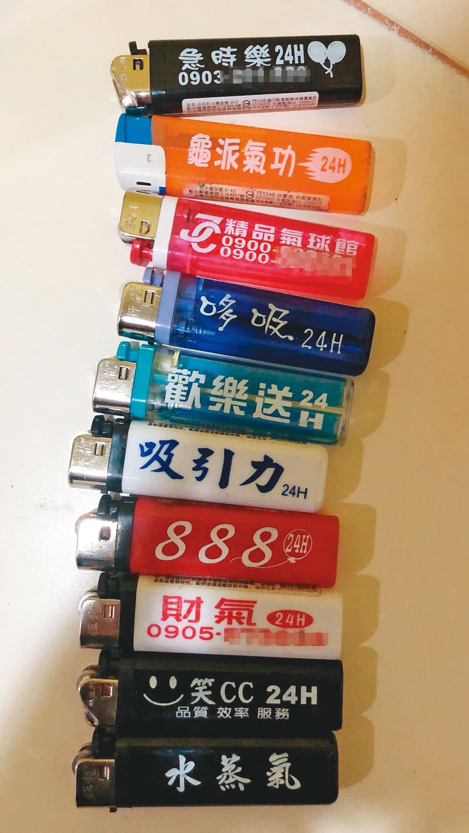笑氣業者大剌剌在打火機上印製廣告,標榜24小時送貨到府。(讀者提供)